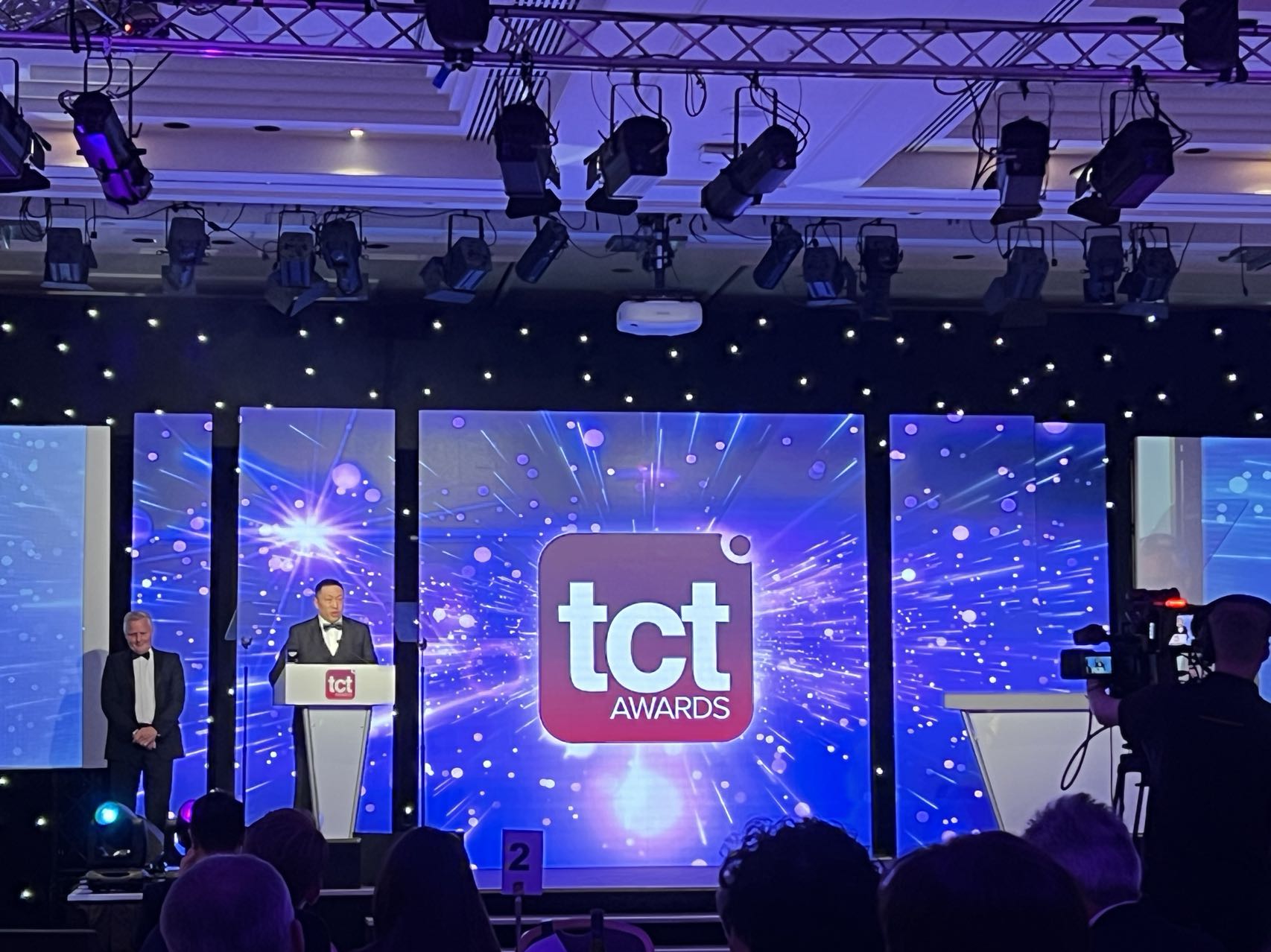 舞台上的屏幕
低可信度描述已自动生成